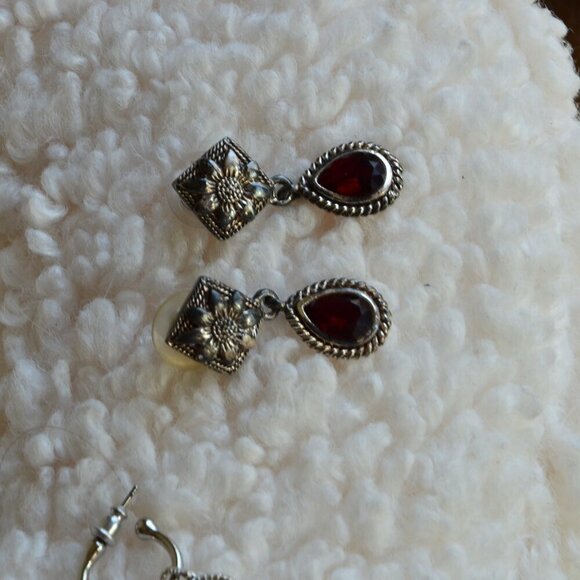 Lot of 3 Costume Earrings - Picture 5 of 6